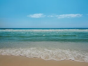 Sur la plage, chaise longue