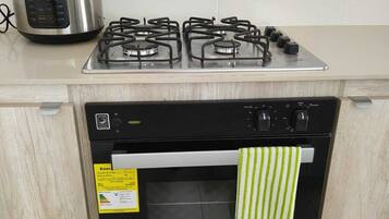 Refrigerador con congelador, arrocera, licuadora y plancha de cocina