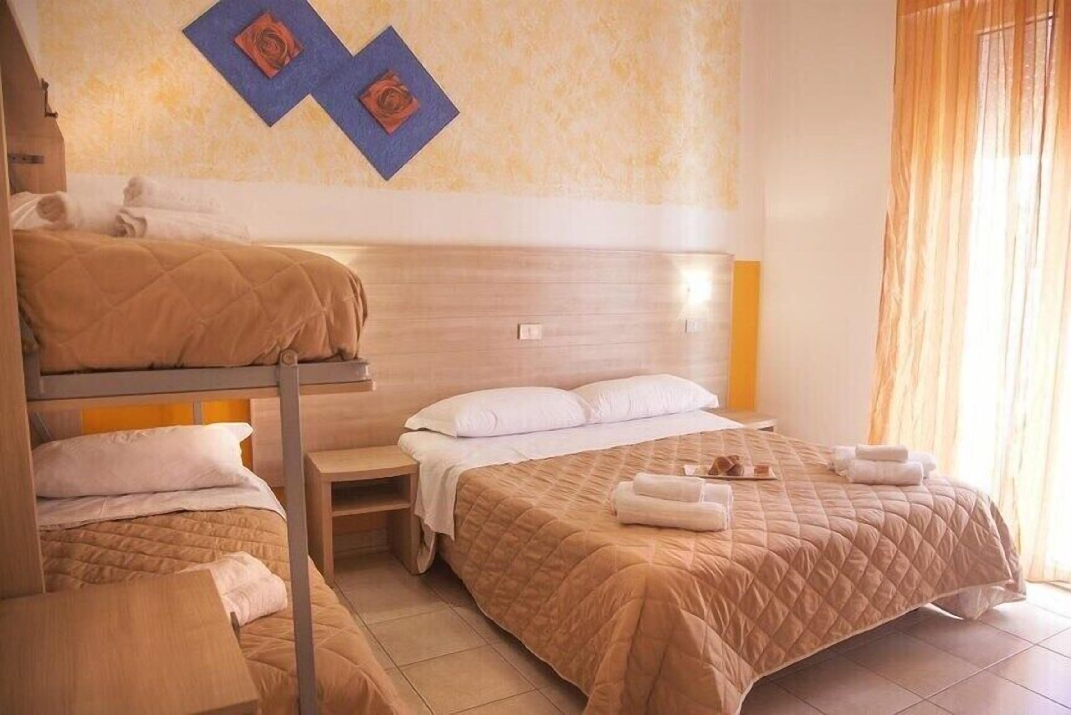 Habitación cuádruple básica | Caja de seguridad en la habitación, escritorio y wifi gratis 