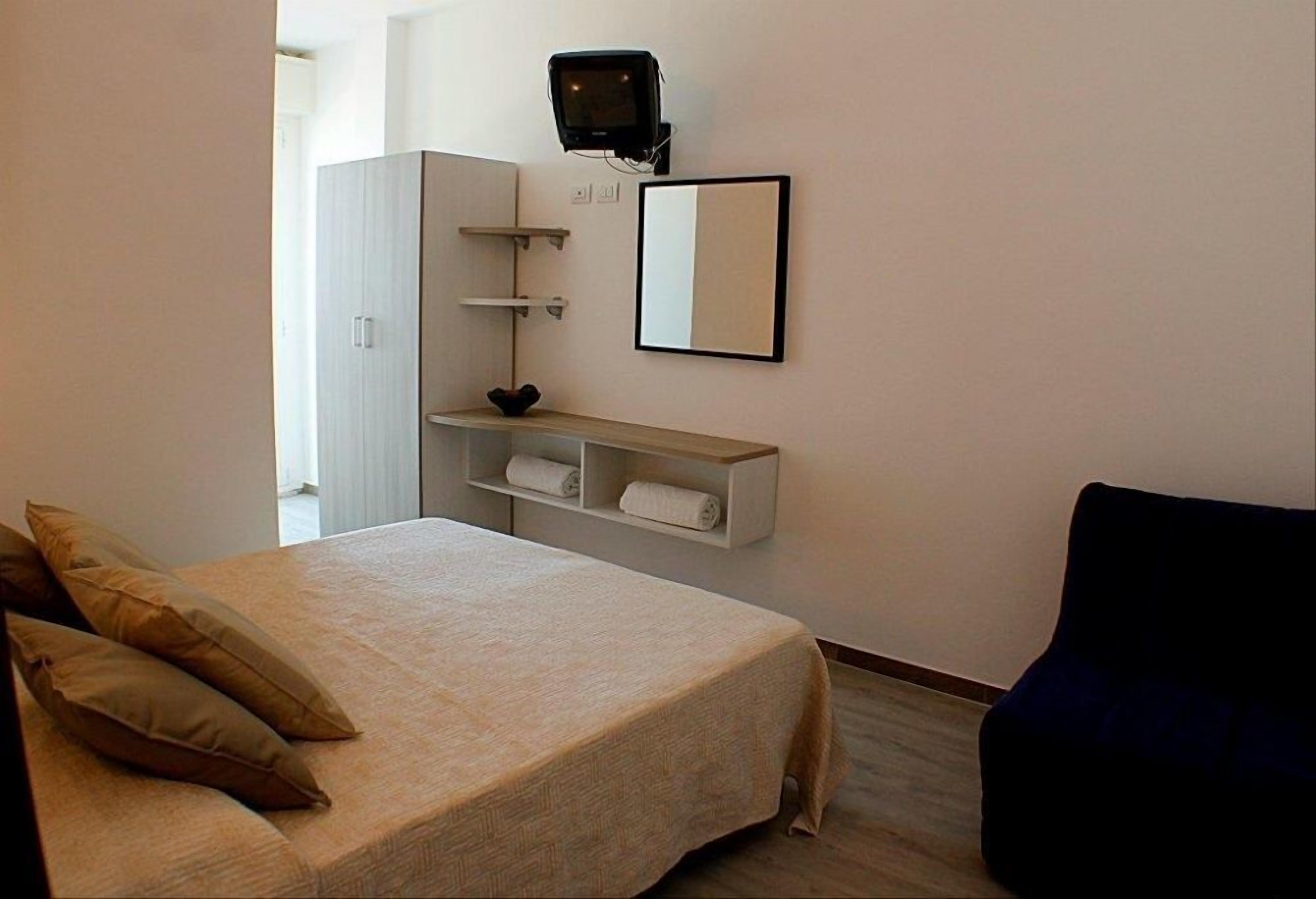 Habitación básica doble de uso individual, para no fumadores | Caja de seguridad en la habitación, escritorio y wifi gratis 