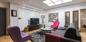 TV, DVD player, books, stereo