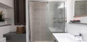 Dusche, Haartrockner, Handtücher, Seife