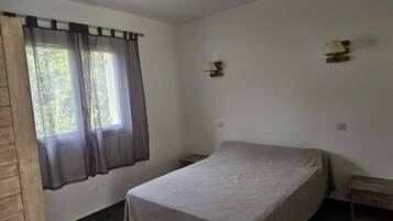 2 slaapkamers, een strijkplank/strijkijzer, reisbedje, gratis wifi