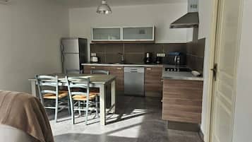 Een koelkast, een microgolfoven, een oven, een kookplaat