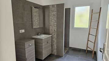 Een douche, toiletpapier