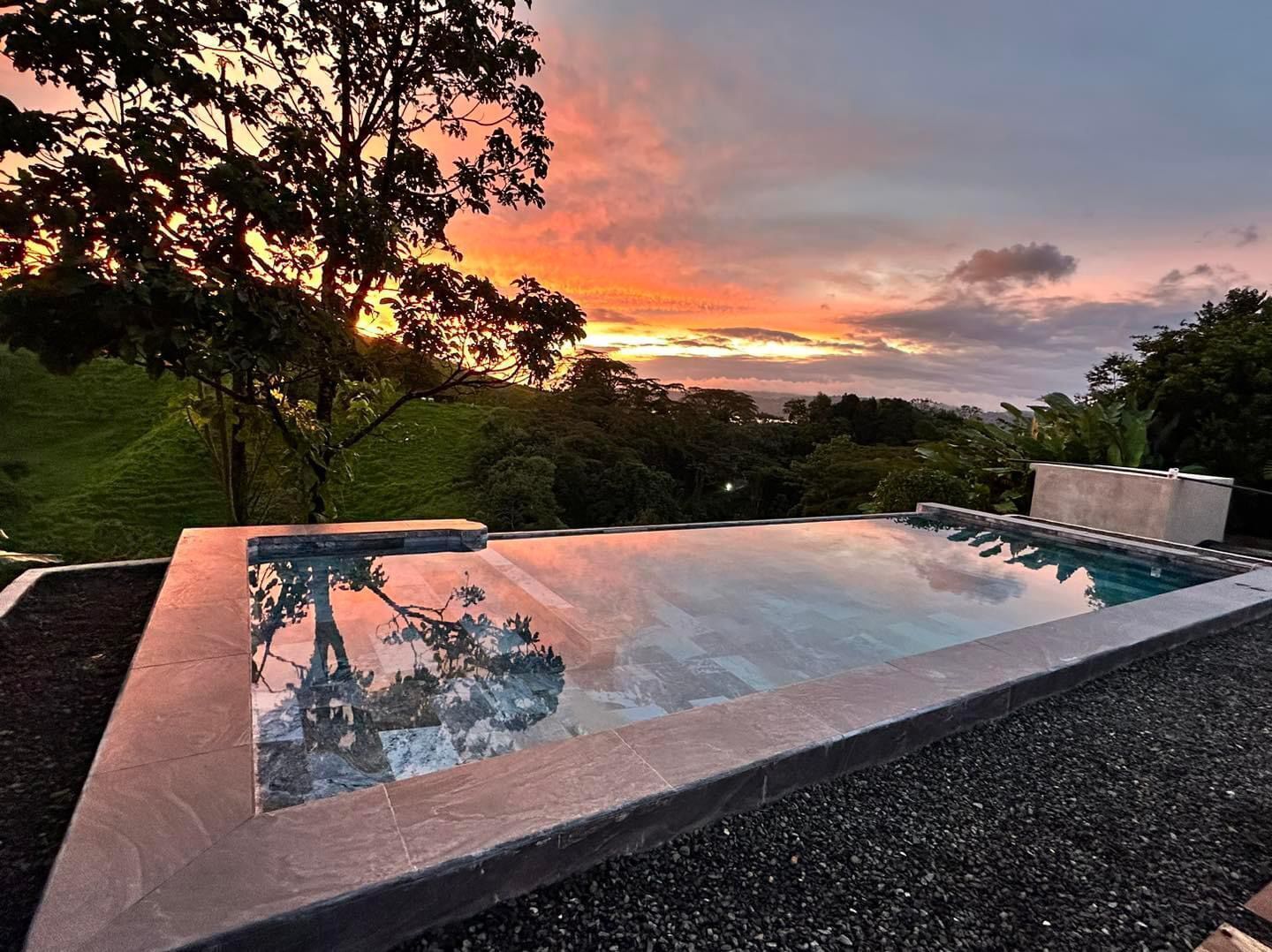 Ulkouima-allas avoinna 8.00–21.00, aurinkovarjoja, aurinkotuoleja