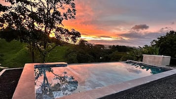 Utomhuspool, öppet 08.00 till 21.00, parasoller och solstolar