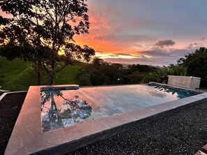 Outdoor pool, open 8:00 AM to 9:00 PM, pool umbrellas, sun loungers - Chateau Arenal (Peñas Blancas)