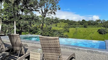 Piscine extérieure, parasols de plage, chaises longues