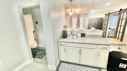 The Chic Getaway: 2BD/1BA Q Beds w/ Smart TVs