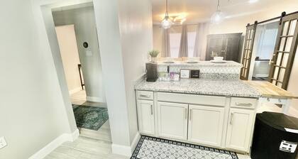 The Chic Getaway: 2BD/1BA Q Beds w/ Smart TVs