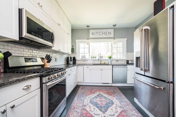 Køleskab, mikrobølgeovn, ovn, kogeplade