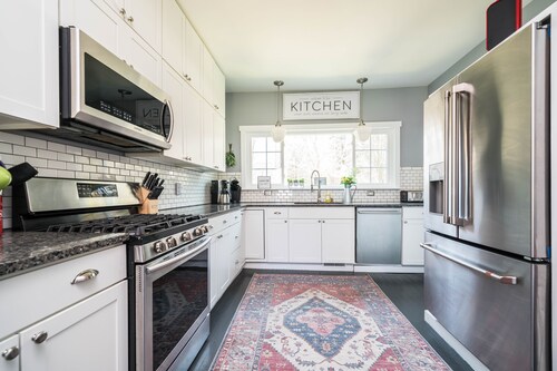 Historic Fenn Hill Estate w/Idyllic Vineyard Views - Arcade, Hot Tub, Fire Pit & Pool