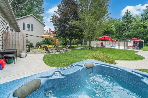 Historic Fenn Hill Estate w/Idyllic Vineyard Views - Arcade, Hot Tub, Fire Pit & Pool
