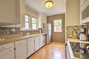 Frigorifero, microonde, forno, piano cottura