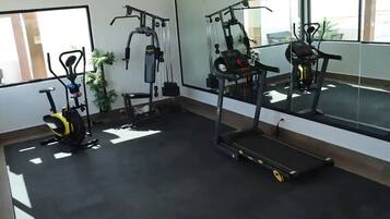 Condo clásico | Área de sala de estar | Televisión de 32 pulgadas con canales digitales