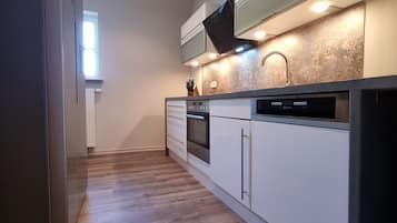 Kühlschrank, Mikrowelle, Herdplatte, Geschirrspüler