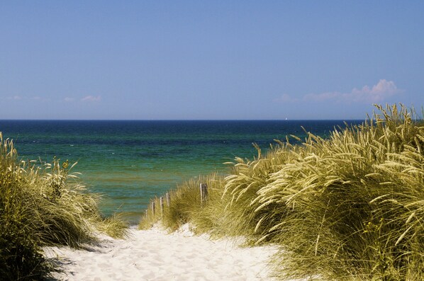 Vlak bij het strand, ligstoelen