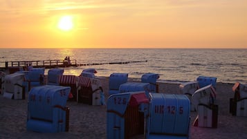 Ranta lähistöllä, aurinkotuoleja