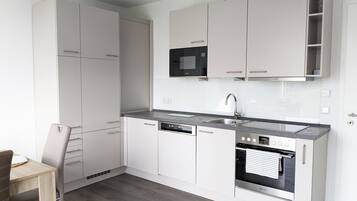 Jääkaappi, mikroaaltouuni, uuni, liesi