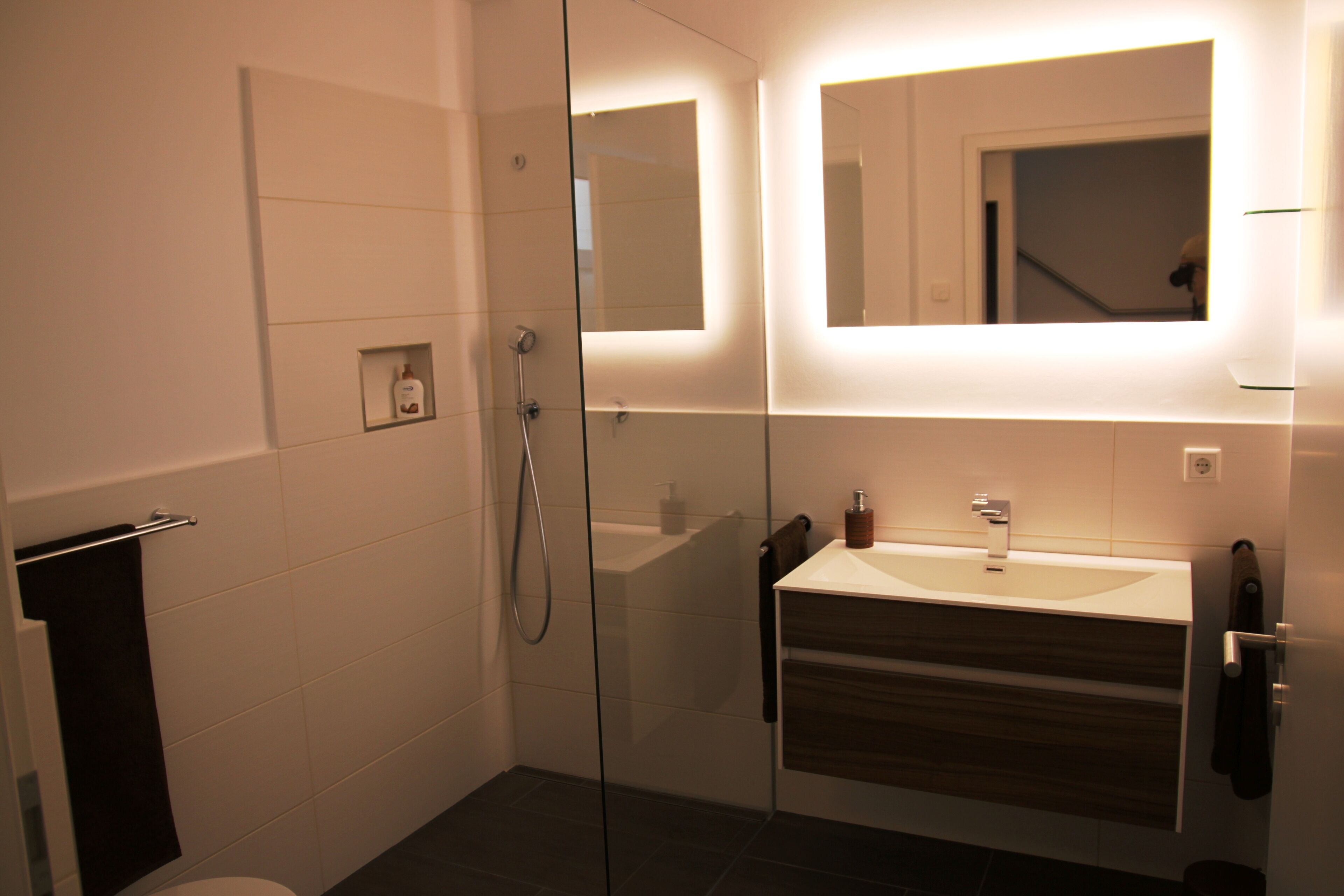 Dusche, Haartrockner, Handtücher, Toilettenpapier