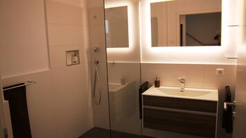 Dusche, Haartrockner, Handtücher, Toilettenpapier