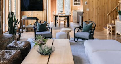 Stylish Mountain Getaway close to Stratton w/ Spa