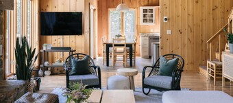 Stylish Mountain Getaway w/ Hot Tub & Firepit Near Stratton