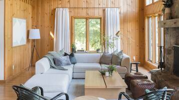 智能電視、壁爐、乒乓球設施