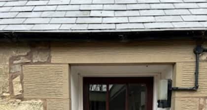 Stable Cottage - spacious one level cottage with private courtyard.
