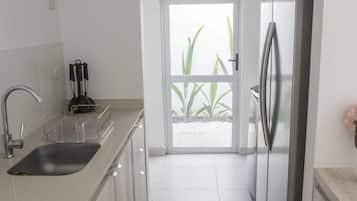 Casa básica | Cocina privada | Refrigerador, horno, cafetera de espresso y arrocera