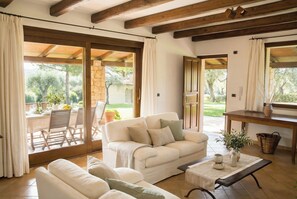 Smart TV, fireplace - ClickSardegna Villa Luna in Alghero: with infinity pool and beautiful garden (Alghero)