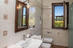 Suihku, hiustenkuivaaja, bidee, pyyhkeet