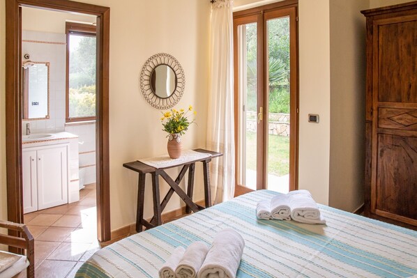 4 makuuhuonetta, työpöytä, silitysrauta/-lauta, vauvan matkasänky