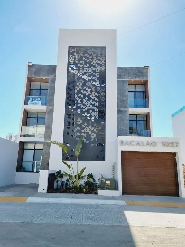 Vista frontal de la propiedad