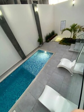 Condo clásico | Área de sala de estar | Televisión de 30 pulgadas con canales por cable 