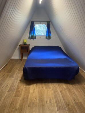 2 Schlafzimmer, Schreibtisch, Bügeleisen/Bügelbrett, Reisekinderbett