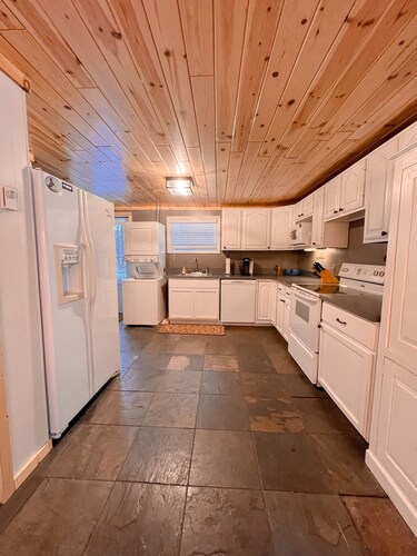 Cozy cabin, private 10 acres close to snowmobile trail & lake 