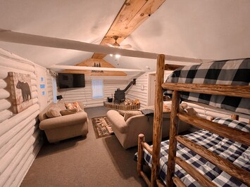 Welcome to the Lazy Bear Lodge. Perfect all seasons paradise!