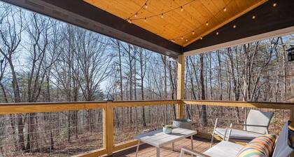 Dog Friendly Tiny Home 15 Min from Asheville's Best