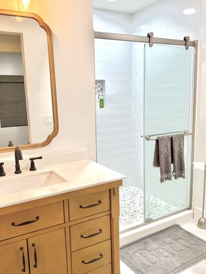 Shower, hair dryer, towels, soap - Cozy Cottage 3 Blocks from the Fernandina Beach Historic District (Fernandina Beach)