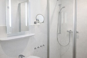 Doccia, asciugacapelli, asciugamani, sapone