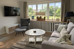 Smart TV, books - Bright apartment with direct access to the garden (Sankt Peter-Ording)