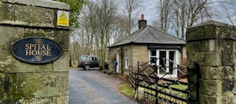 The Lodge- charming cottage on private country house estate