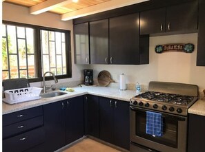 Een koelkast, een oven, een kookplaat, een koffiezetapparaat/waterkoker