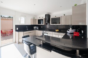 Réfrigérateur, micro-ondes, four, plaque de cuisson