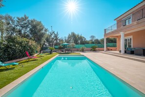 Outdoor pool - Modern villa, swimming pool, near the sea (Villeneuve-Loubet)