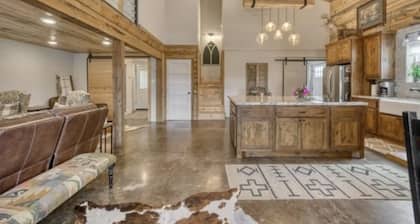 Restore 38 Ranch: Hidden gem w/ 3br, pool, porch