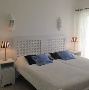 2 bedrooms, iron/ironing board, travel cot, free WiFi - Quiet house with beautiful sea and country views Colina Branca 10 (Carvoeiro)