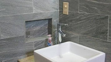 Economy Apartment | Bathroom | Towels